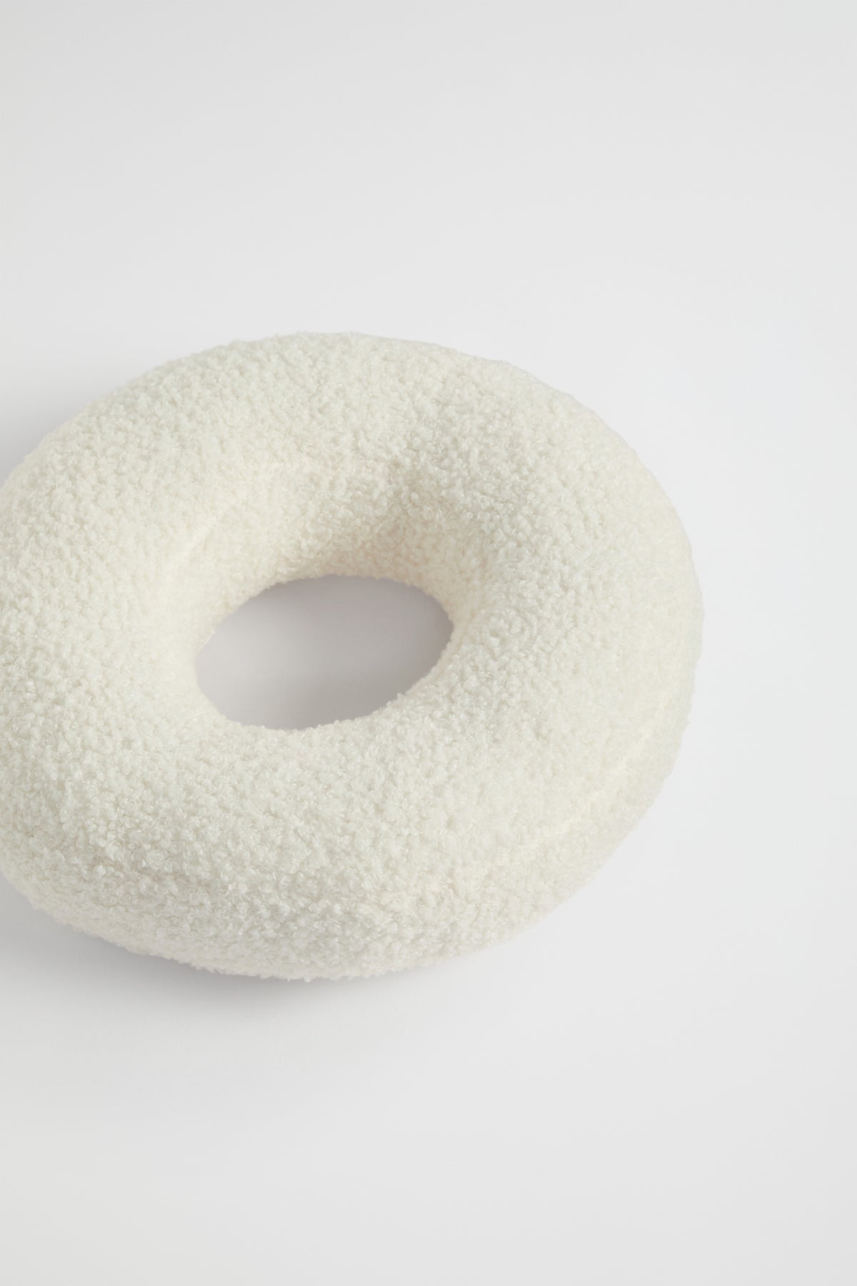 Teddy Initial Cushion Creme