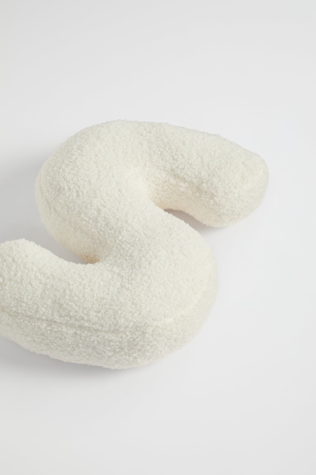 Teddy Initial Cushion Creme