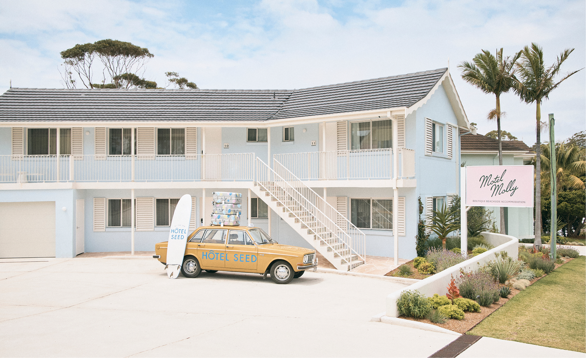 Motel Molly exterior with Hôtel Seed car