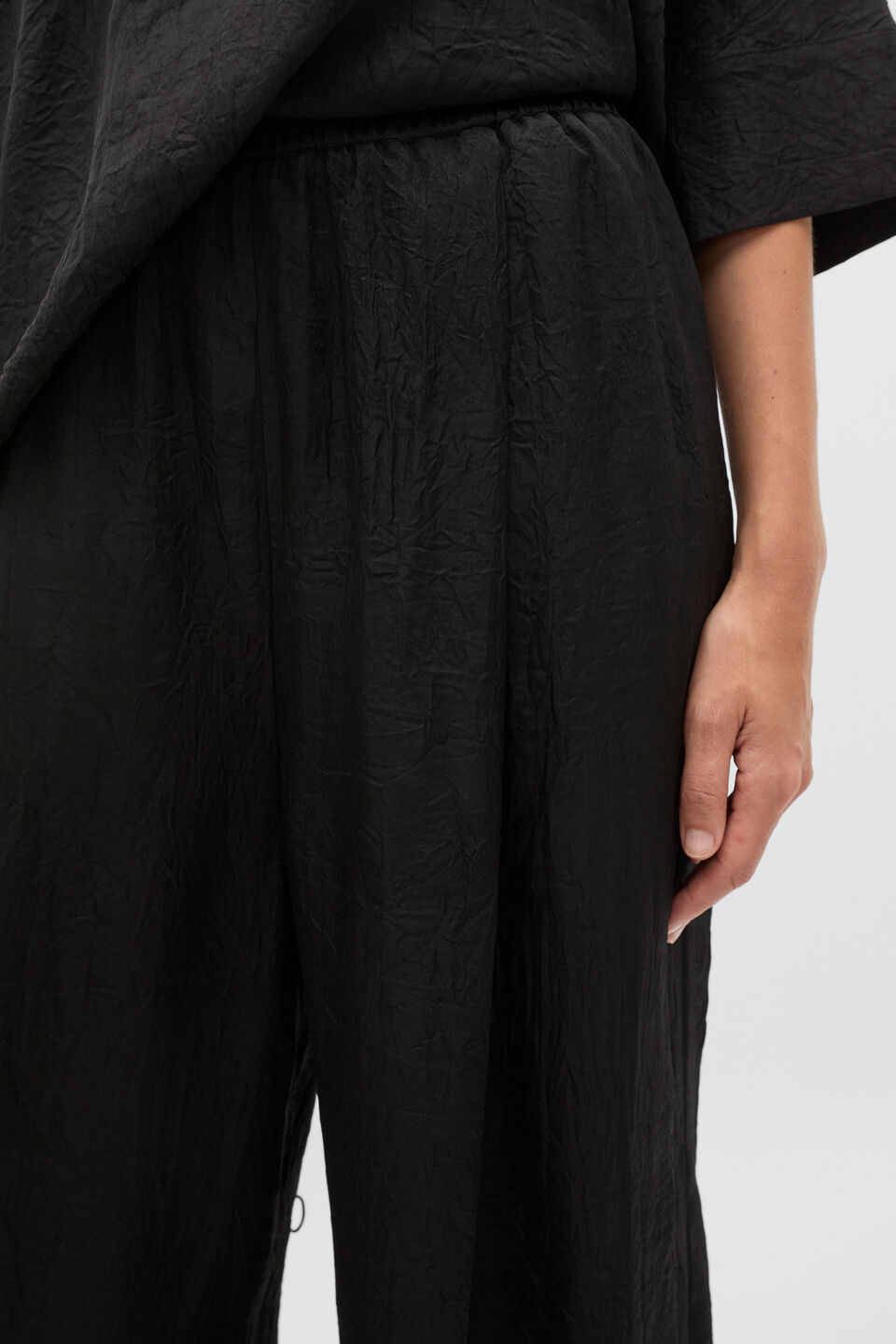 Textured Satin Gathered Pant  Black