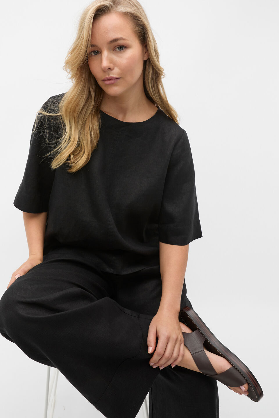 Core Linen Tee  Black