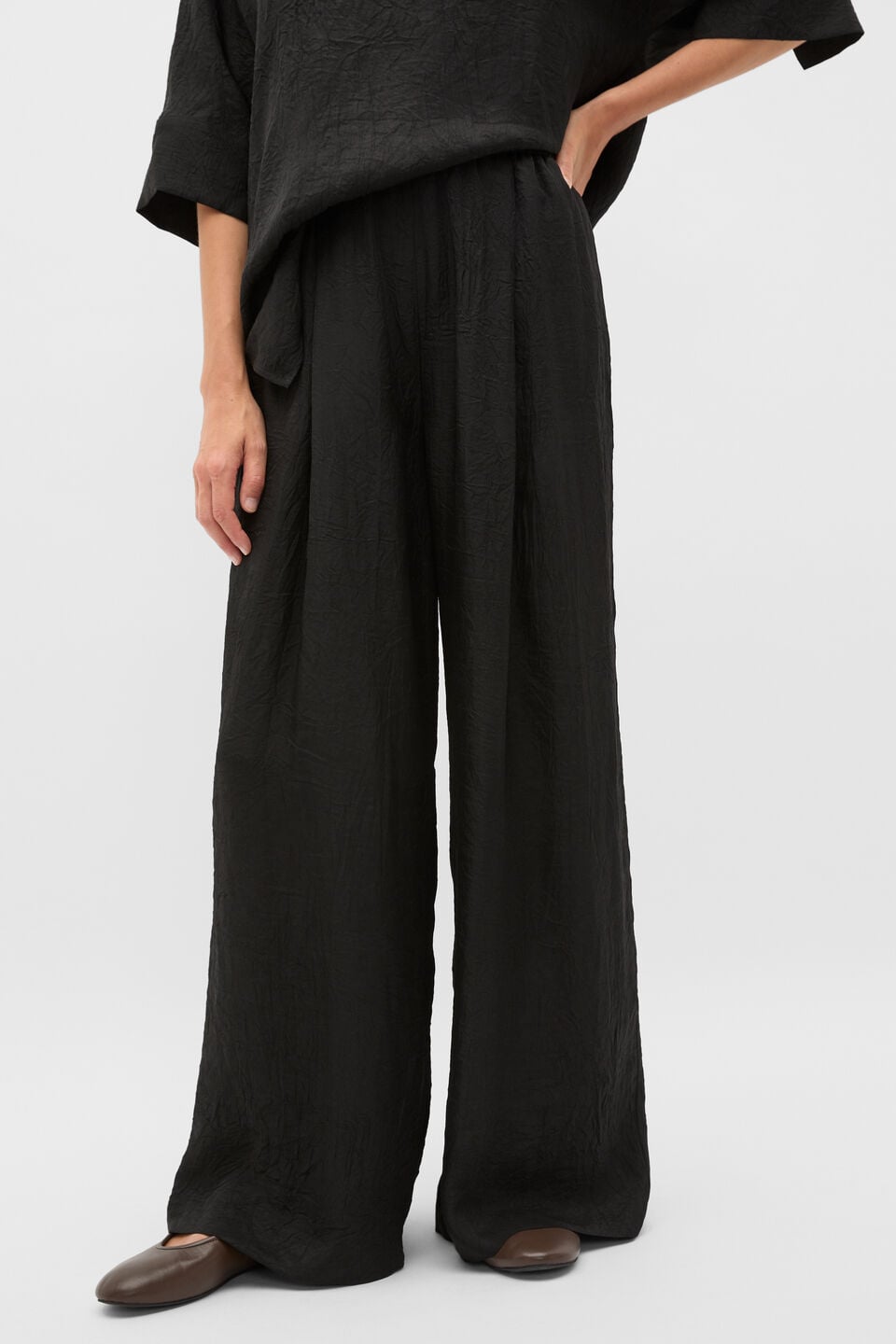 Textured Satin Gathered Pant  Black