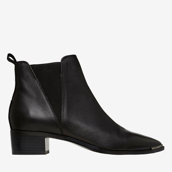pointed boot