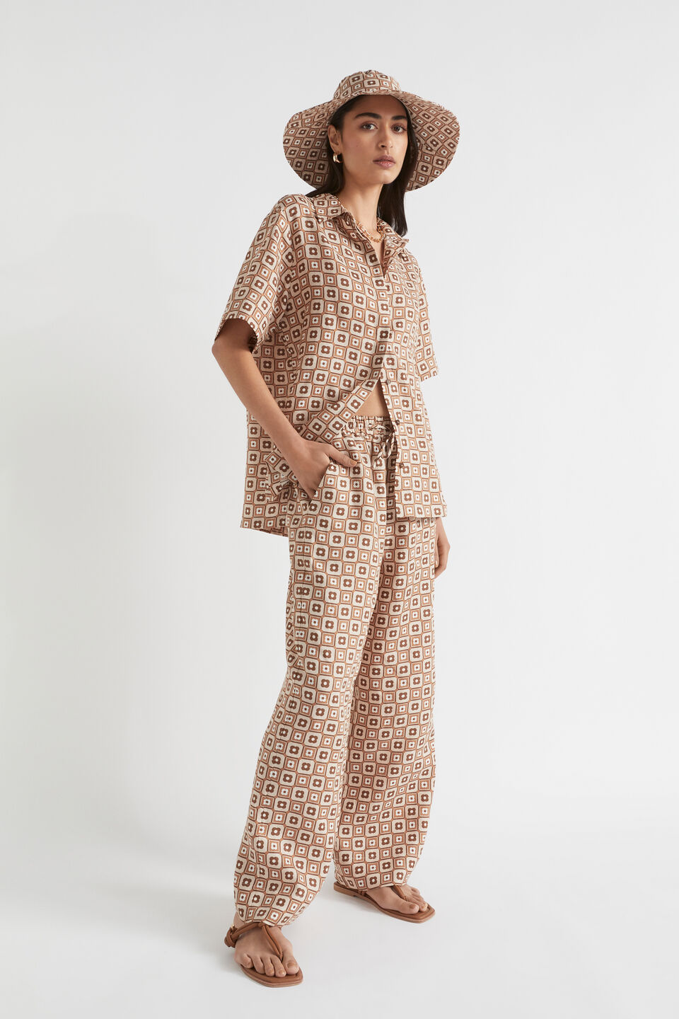 Linen Wide Brim Bucket Hat  Auburn Brown Retro
