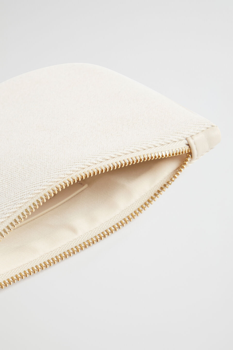 Initial Pouch  P
