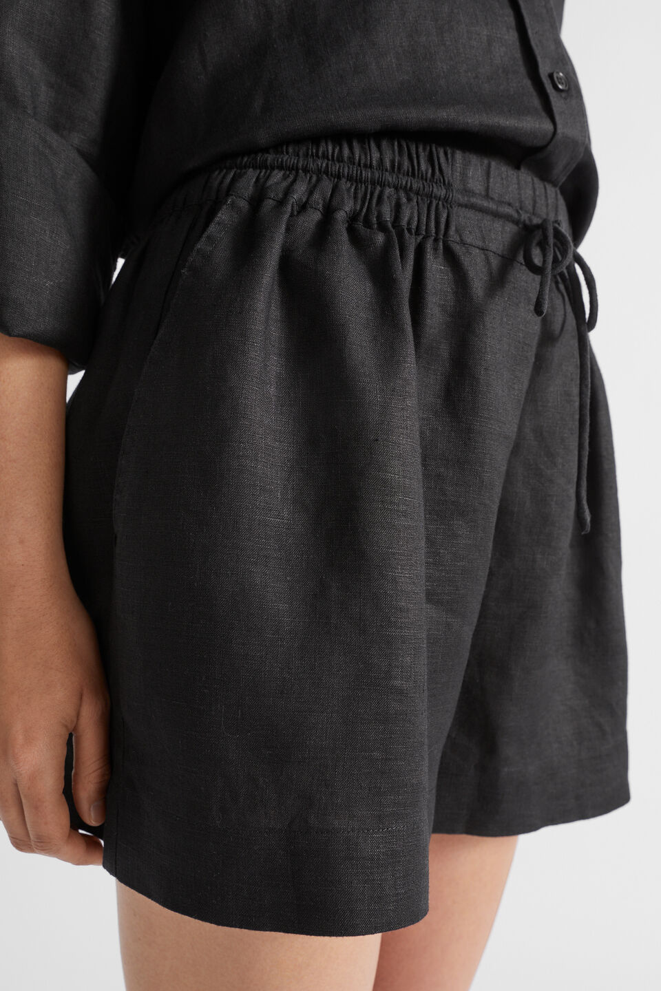 Core Linen Relaxed Short  Black
