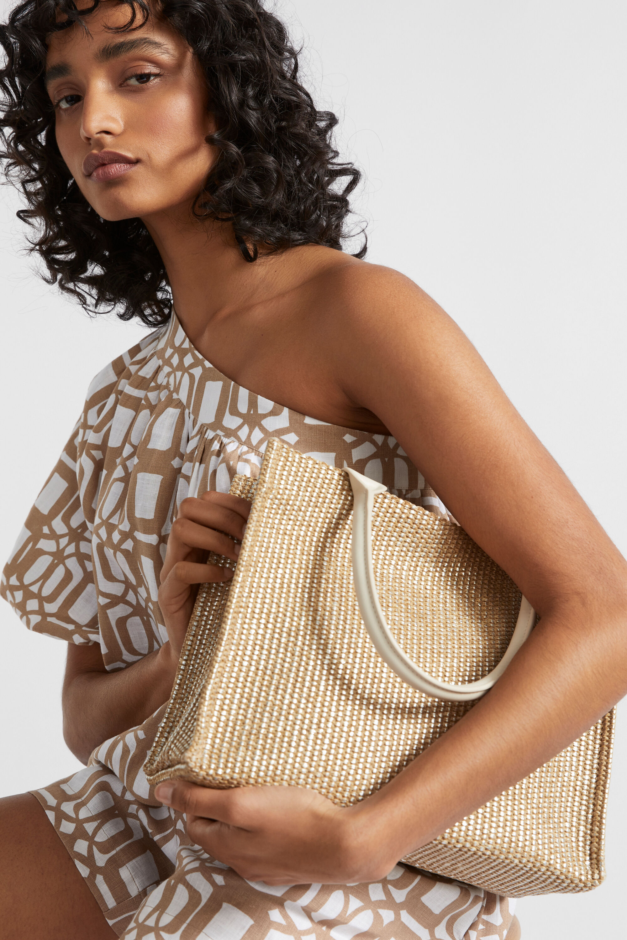 Metallic straw bag outlet