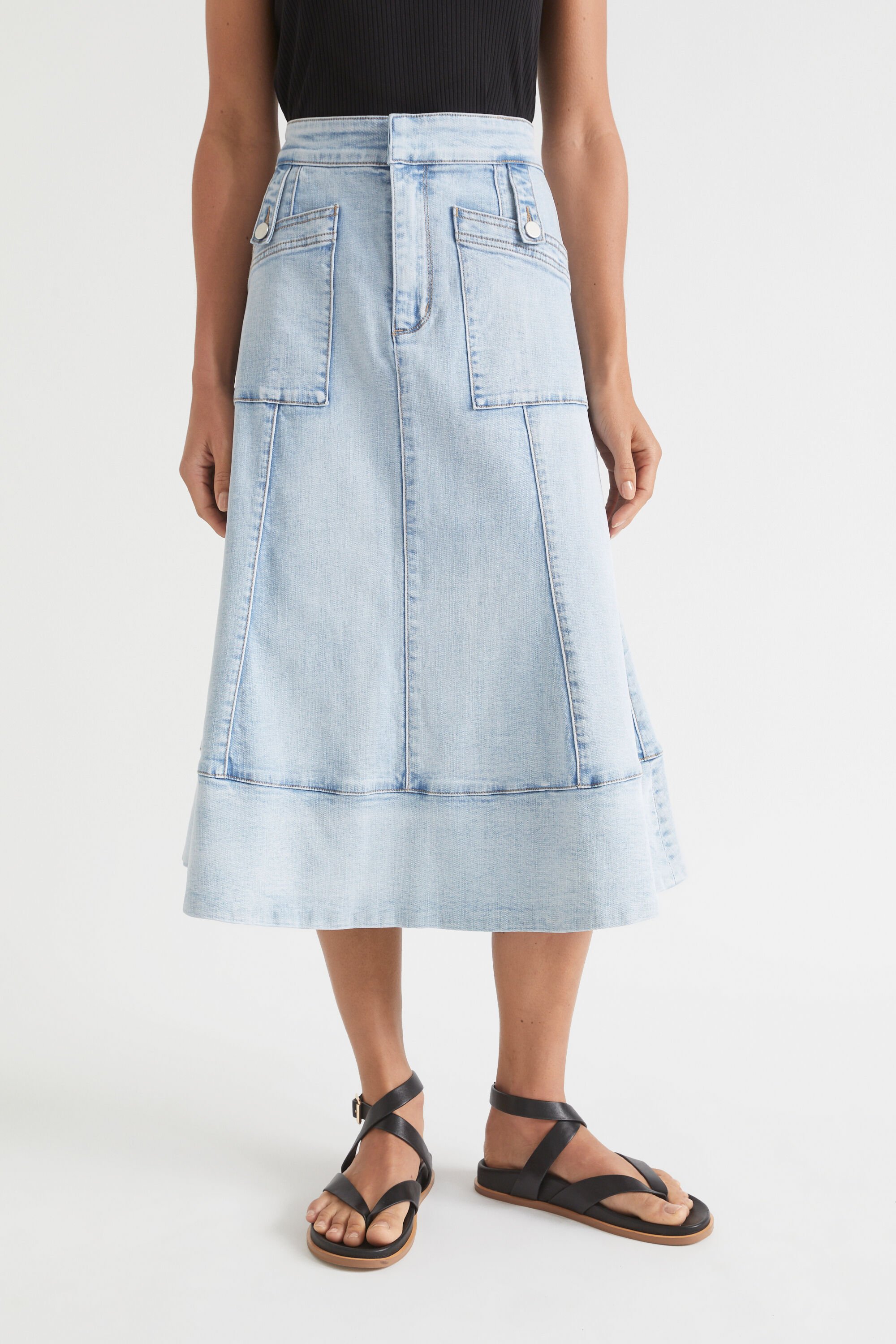 Swing outlet skirt pockets