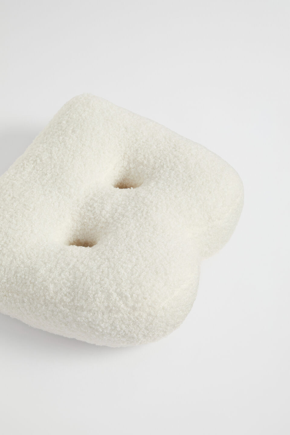 Teddy Initial Cushion Creme  B