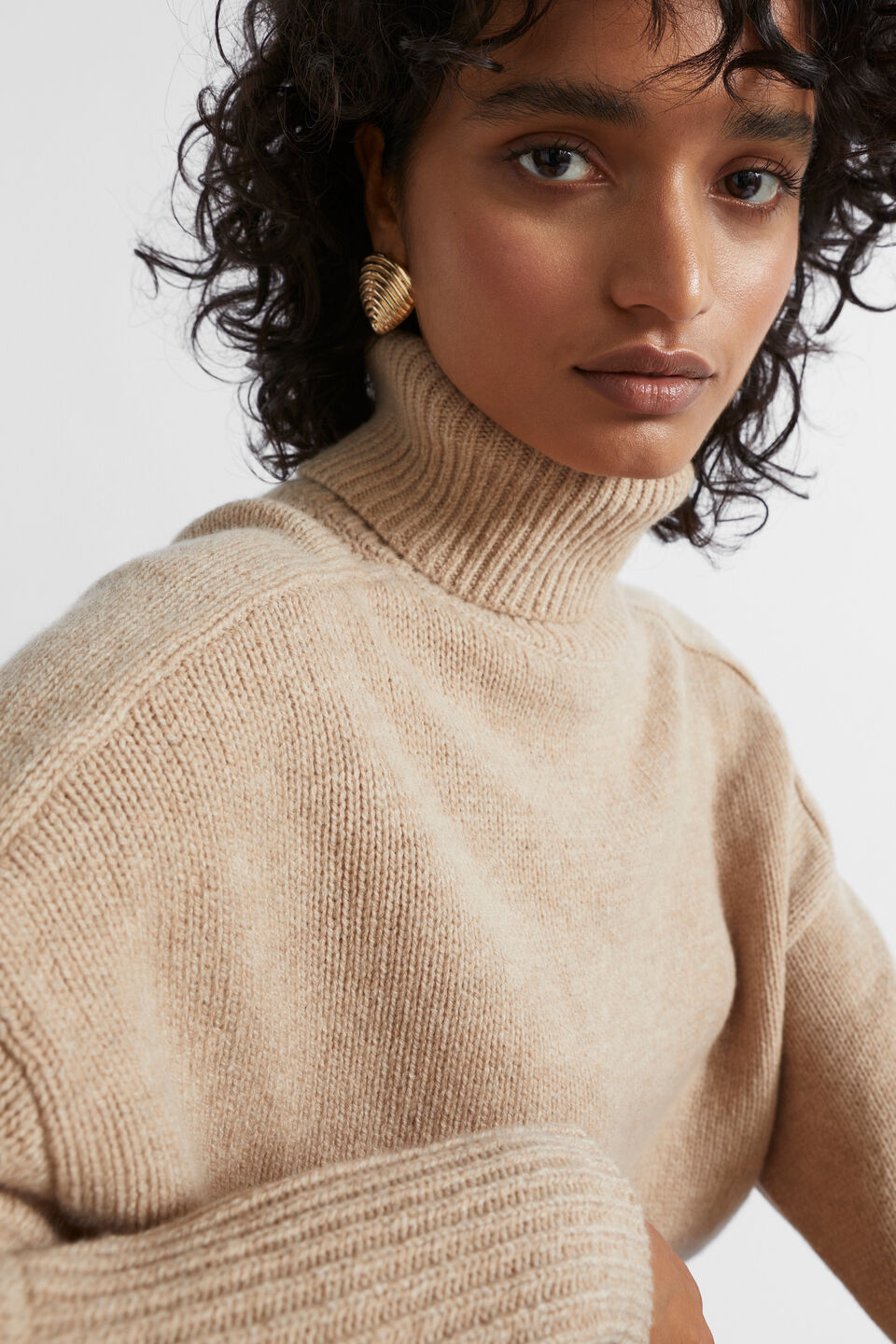 Ribbed Shell Stud  Gold