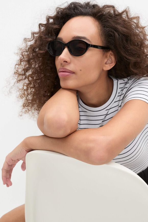 Pippa Round Sunglasses  Black  hi-res