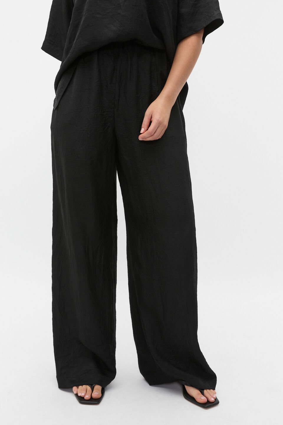 Textured Satin Gathered Pant  Black