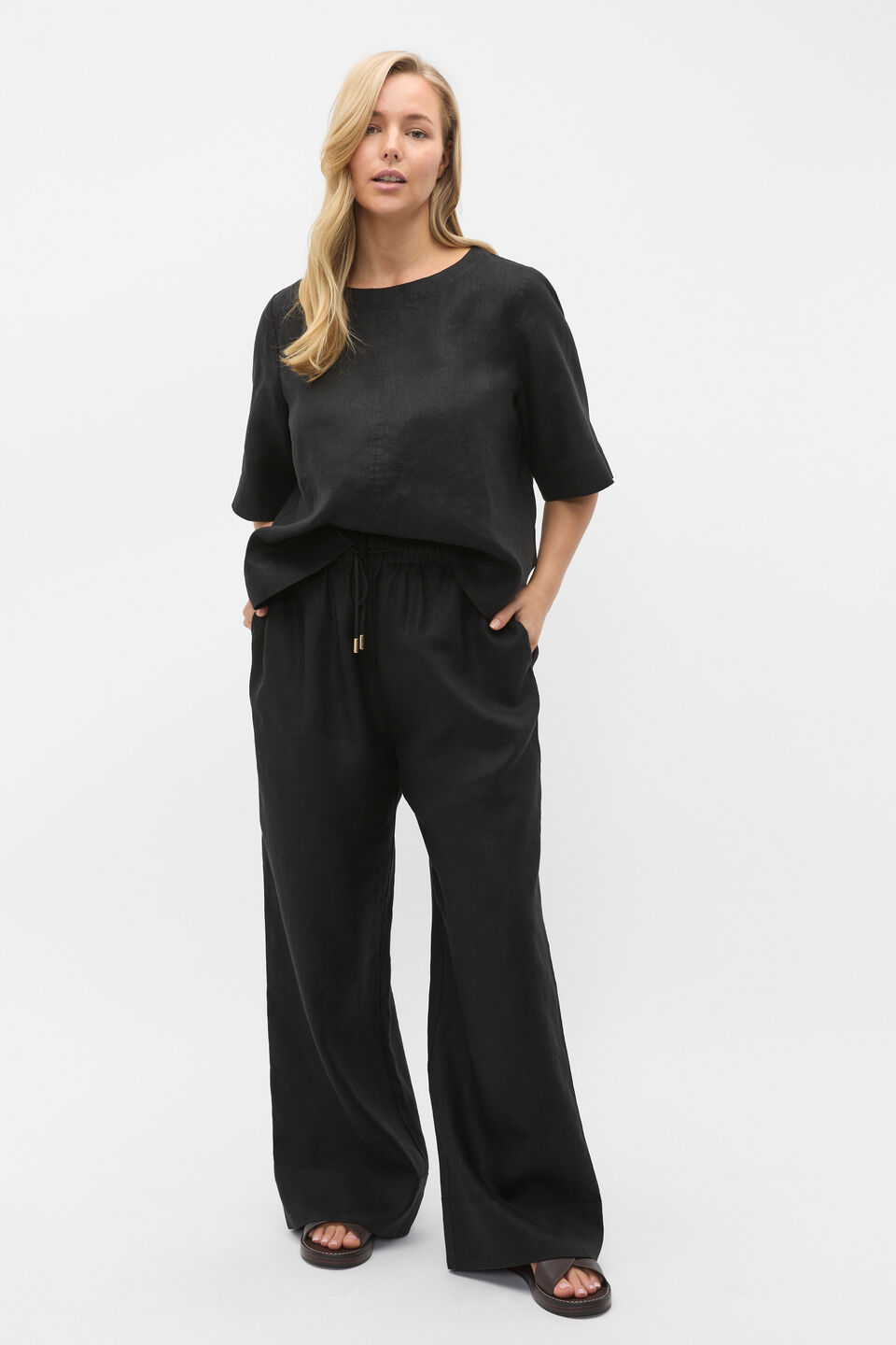 Core Linen Tee  Black