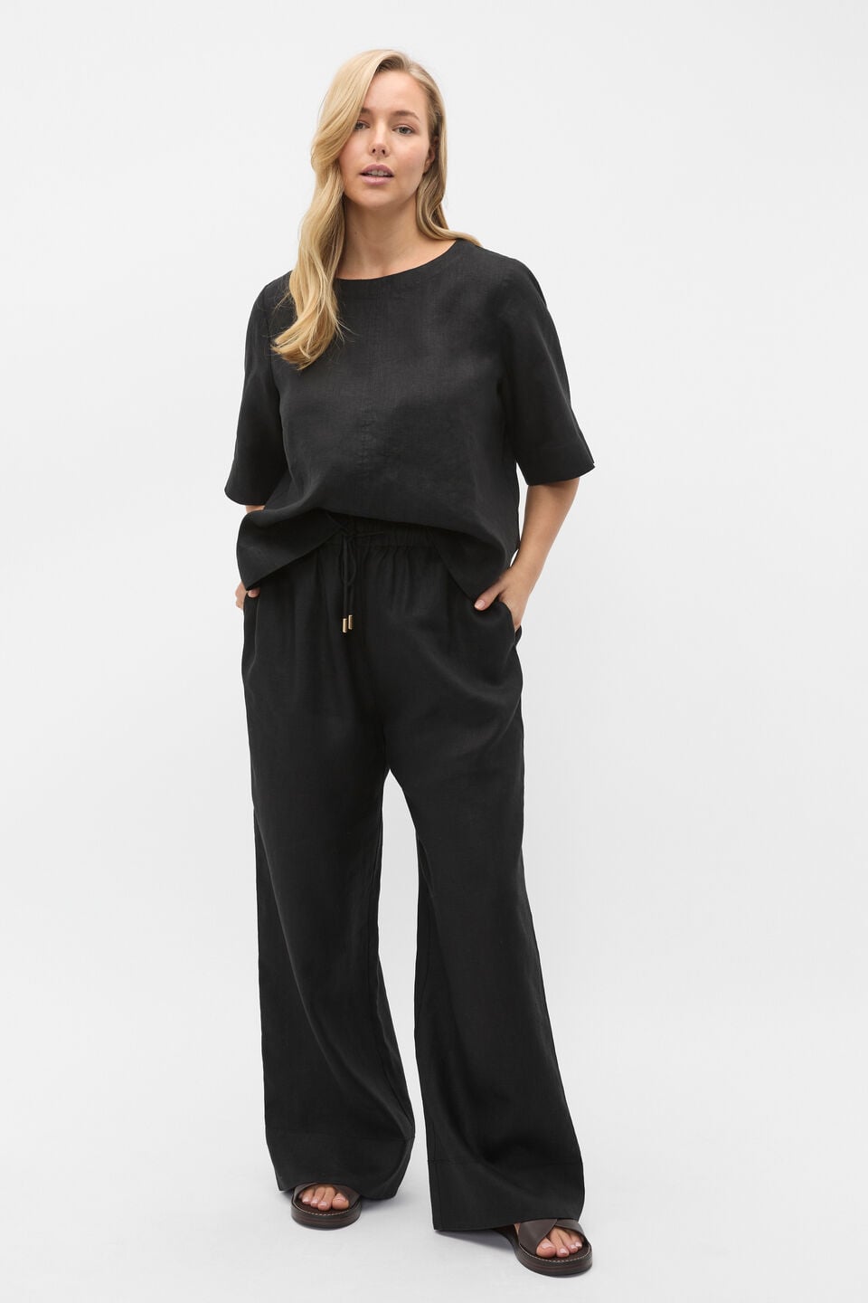 Core Linen Tee  Black