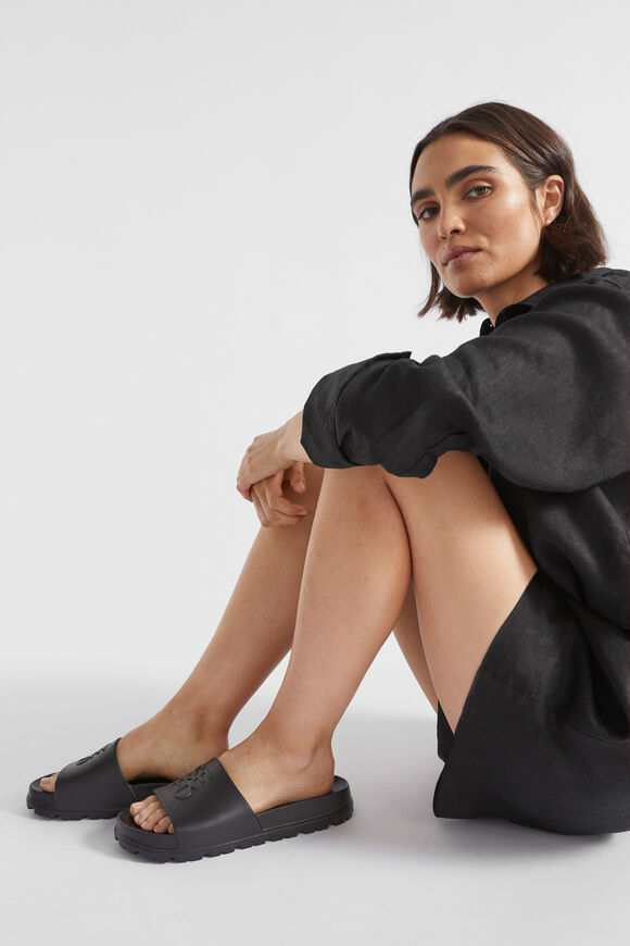 Quad Logo Slide  Black  hi-res