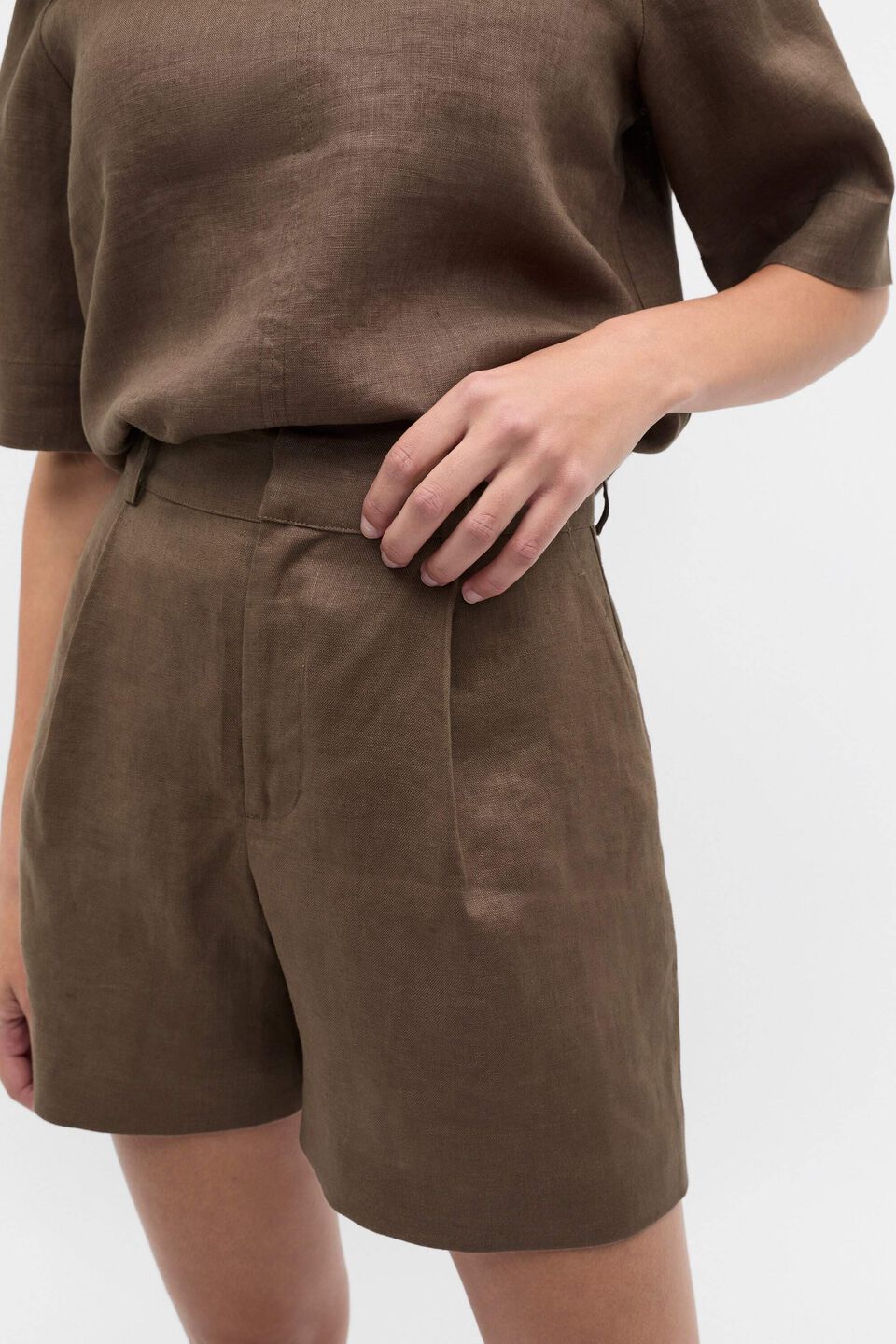 Linen Pleat Short  Pinecone