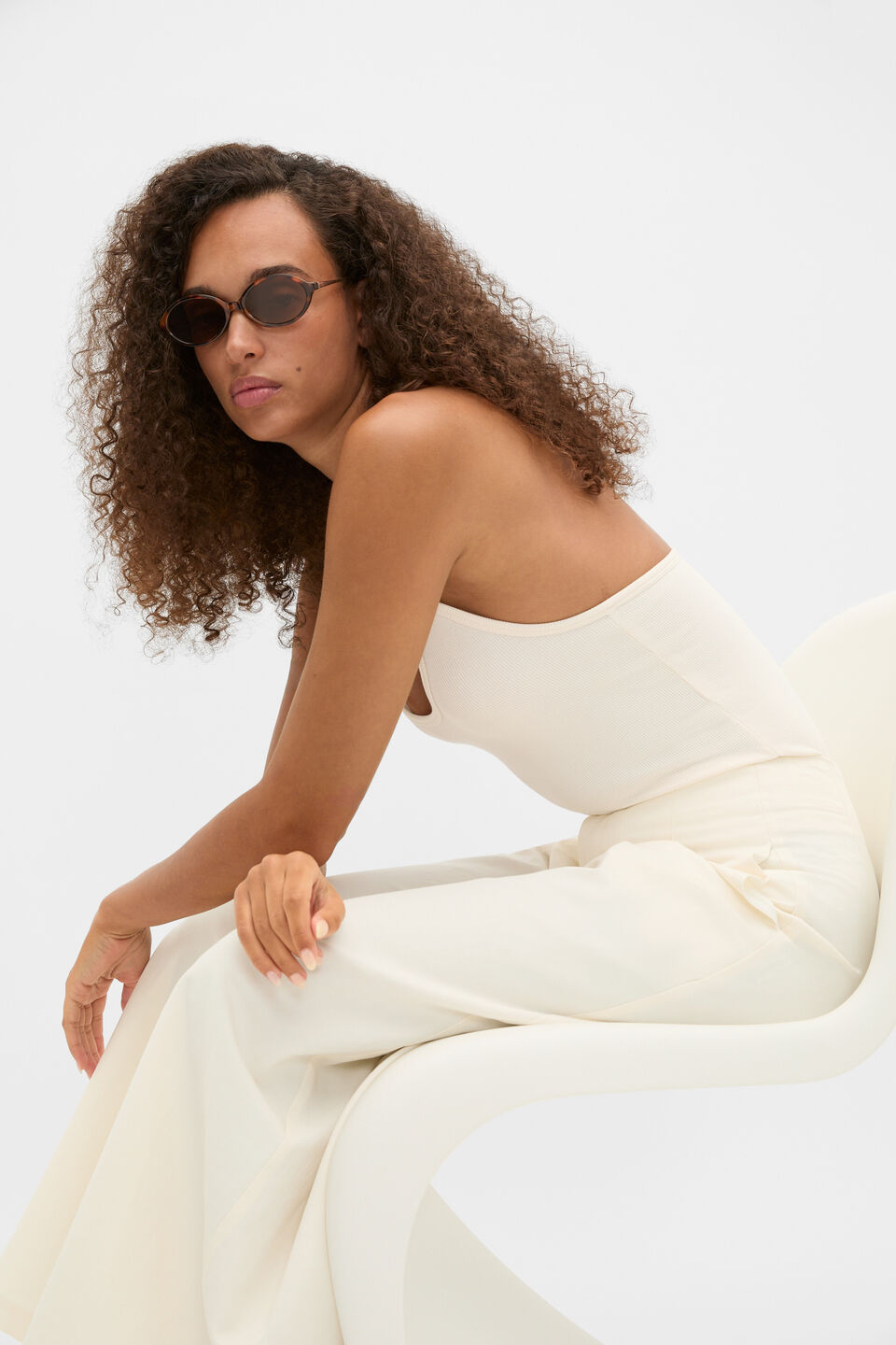 Sabrina Oval Sunglasses  Dark Tort