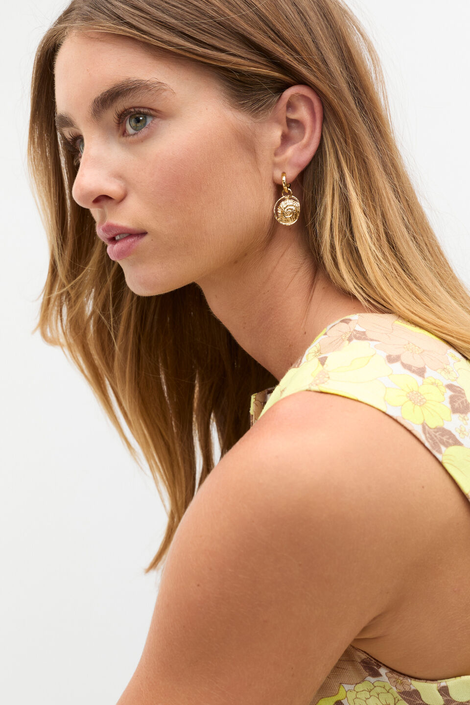 Shell Pendant Earring  Gold